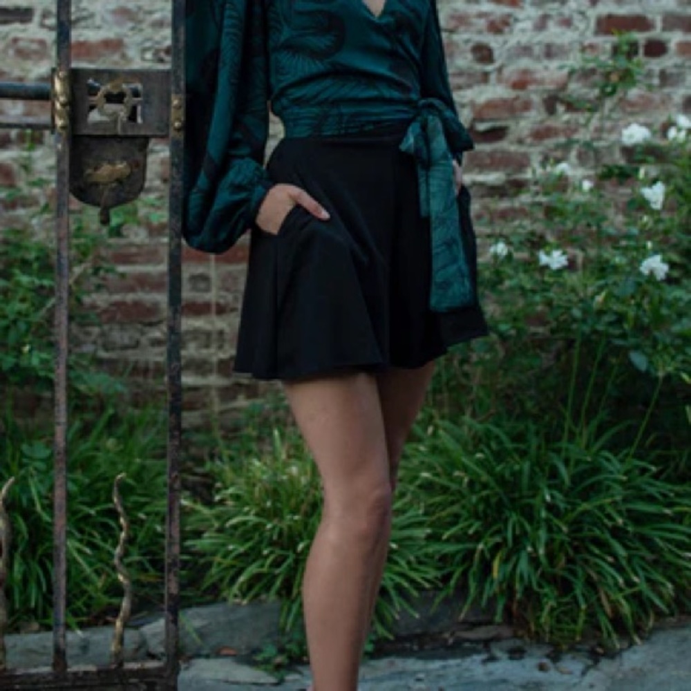 La Femme en Noir Tap Shorts in Black in size XL